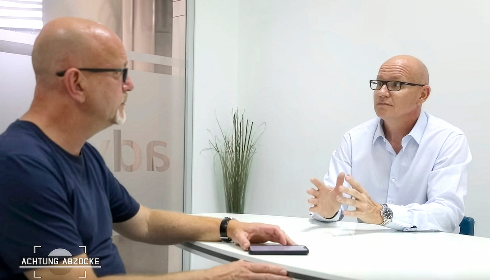 Philipp Beyer (rechts) im TV-Interview mit Peter Giesel · „Achtung Abzocke" / Kabel 1